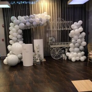 Tiểu cảnh sinh nhật bong bóng màu trắng lấy chủ đề cỗ xe ngựa BBX335