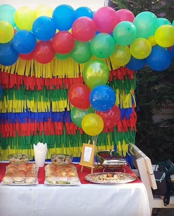 Bộ backdrop tua rua cùng dây bong bóng trang trí bàn sinh nhật ngoài trời BBX063