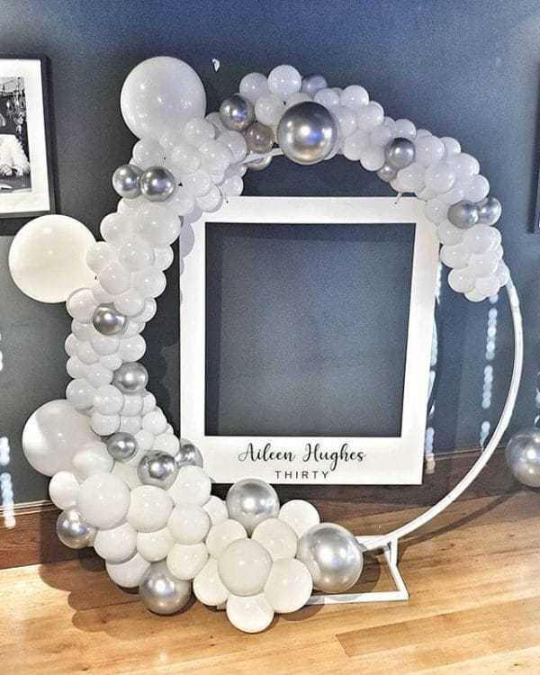 Tiểu cảnh sinh nhật bong bóng màu trắng bạc khung hình BBX236