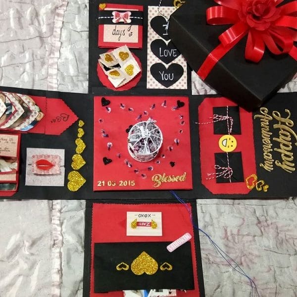 Phụ kiện bên trong hộp surprise điện tử trang trí sinh nhật người yêu