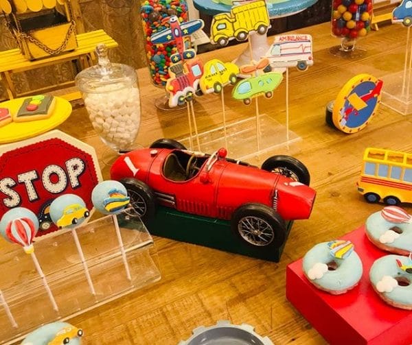 Phụ kiện trang trí bàn quà sinh nhật vương quốc xe hơi 1