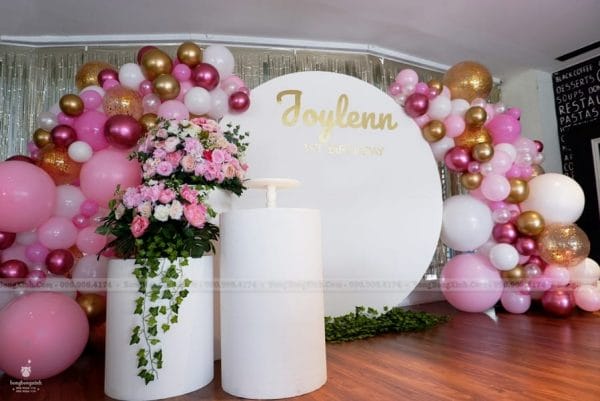 Tiểu cảnh sinh nhật thôi nôi hồng trắng