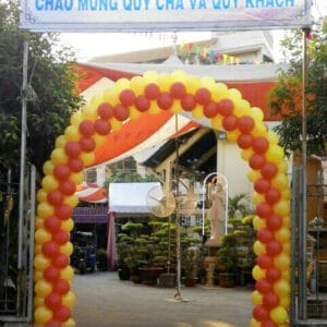 Trang trí cổng bong bóng theo chiều cao cổng sự kiện CD136