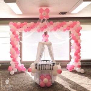 Sân khấu sinh nhật thôi nôi hồng và trắng SK059