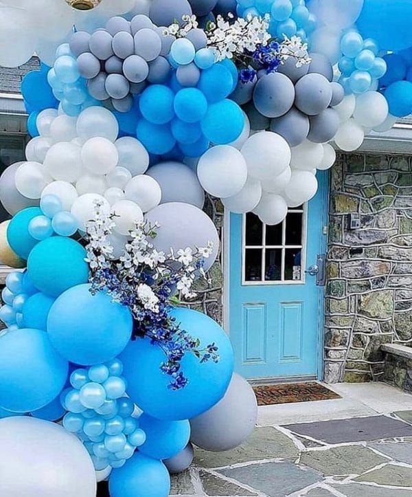 Dây bong bóng cùng hoa tươi trang trí cổng chào tiệc cưới BBX113