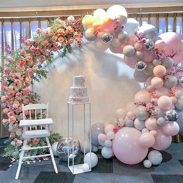 Trang trí backdrop thôi nôi tại nhà bằng bong bóng và hoa tươi BBX293 | Trang  trí bong bóng xinh