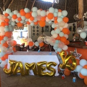 Trang trí bàn quà cùng dây bong bóng với tông màu cam và trắng BBX382