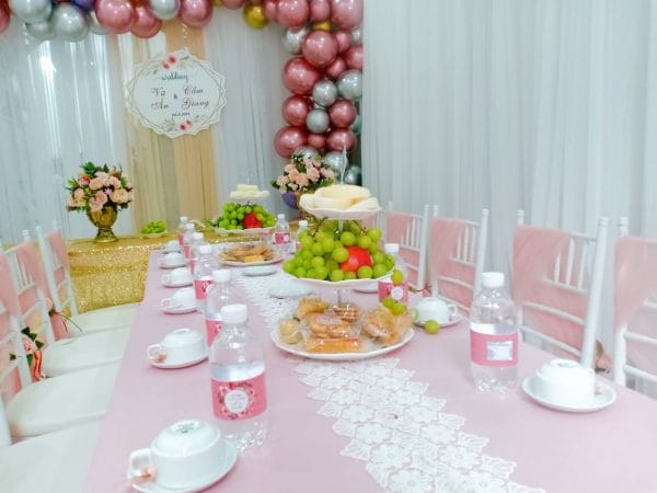 Backdrop tiệc cưới đón lễ vu quy bằng vải voan và bong bóng BBX187 góc nhìn