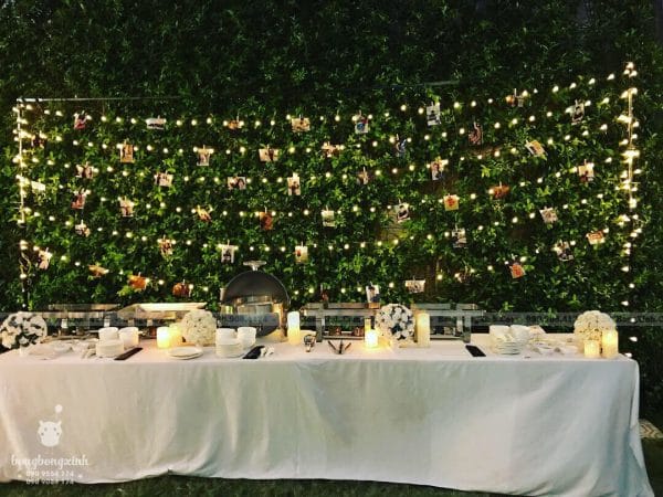 Bàn gallery và dây đèn trang trí tiệc sinh nhật phong cách Rustic mộc độc đáo