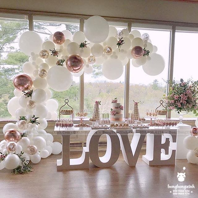 Bàn quà sinh nhật cho người yêu màu trắng