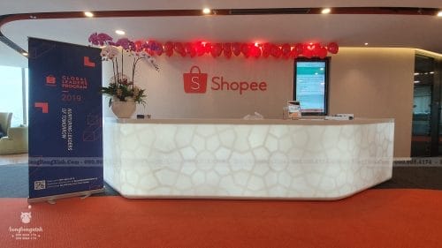 Bàn lễ tân trang trí văn phòng Shopee