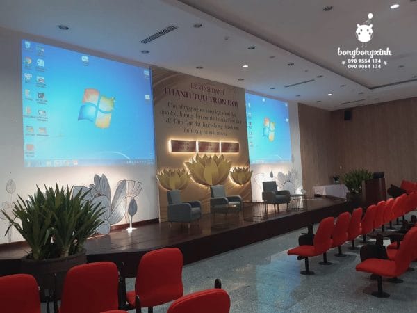 Backdrop trang trí sự kiện hoa sen trong phòng tiệc góc nhìn 1