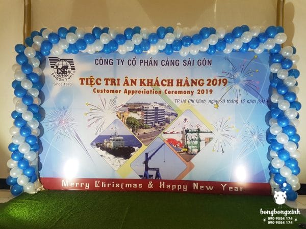 Backdrop trang trí sự kiện cùng dây bong bóng xoắn xanh dương, trăng BBX232 góc nhìn khác
