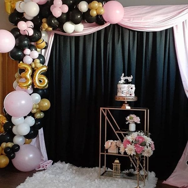 Backdrop sinh nhật tông màu đen, hồng, vàng góc nhìn từ phải sang BBX456