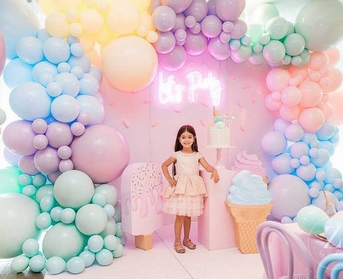 Bé chụp hình cùng backdrop xinh đẹp