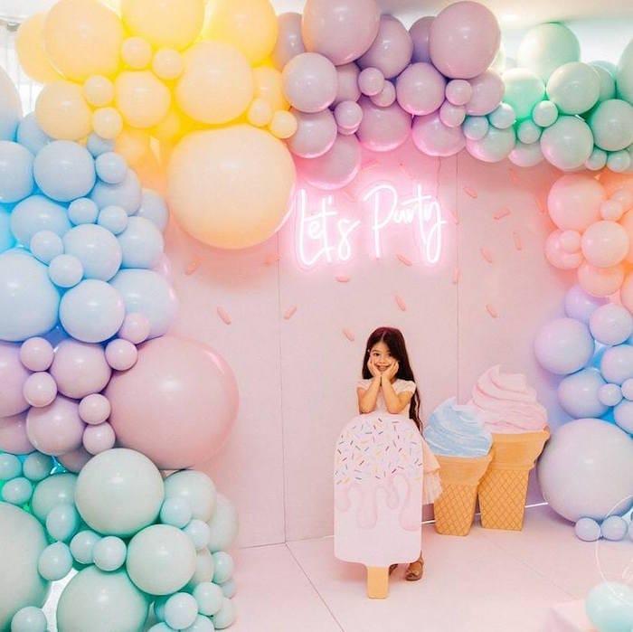 Bé khác selfie cùng backdrop