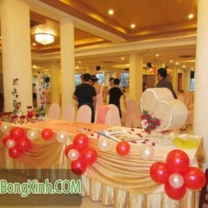 Trang trí bàn kí tên tiệc cưới 037