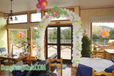 Cổng chào sinh nhật CB128 có thể kết hợp cùng bàn quà trên