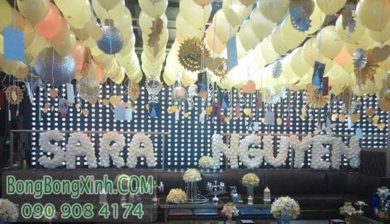 Sử dụng bong bóng bay để trang trí thêm cho sản phẩm