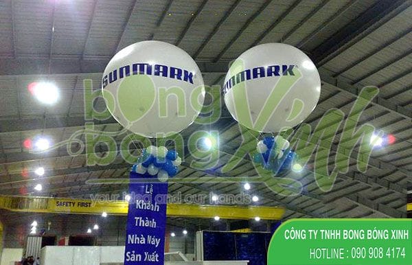 Khinh khí cầu trang trí lễ khai trương với tên và logo của công ty tổ