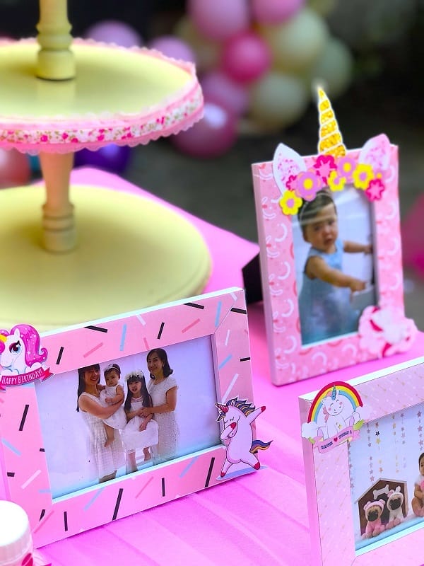 Khung hình màu hồng bàn quà sinh nhật Katie
