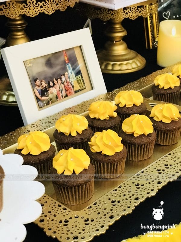 Khung hình và khay bánh bàn quà backdrop trang trí sinh nhật công ty bạn gái BBBN151