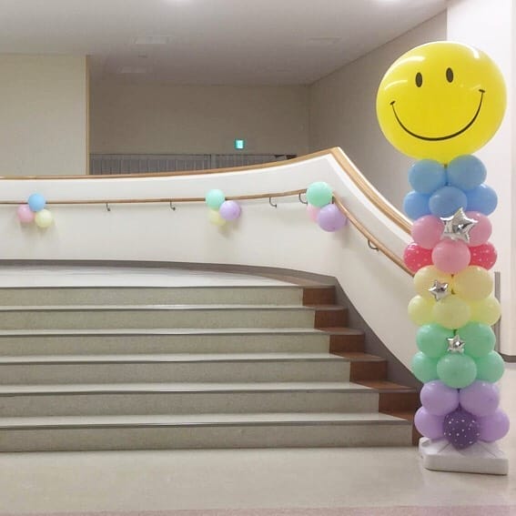 Trang tri đường dẫn với trụ bong bóng mặt cười