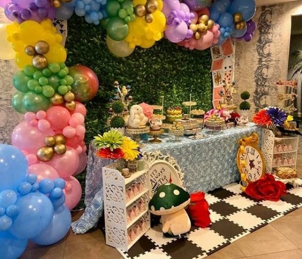 Trang trí sinh nhật trọn gói cho bé gái Alice in Wonderland góc nhìn 1