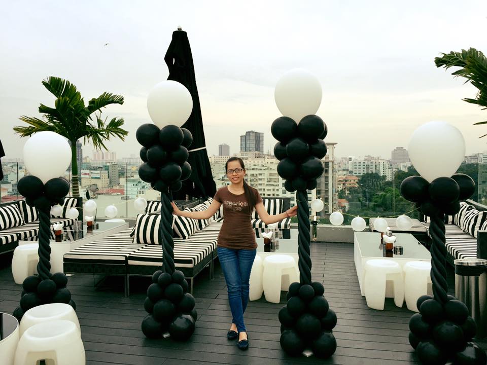 Trụ bong bóng trắng đen với thiết kế sang trọng Trụ bong bóng trắng đen với thiết kế sang trọng