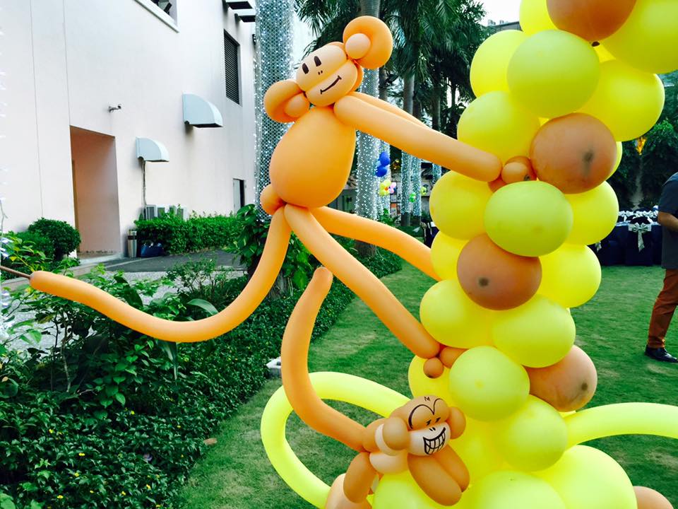 Bong bóng tạo hình mấy chú khỉ leo trèo trên cổng chào hưu cao cổ.