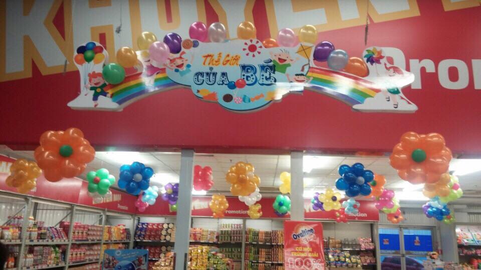 Bong bóng trang trí hoa treo tại gian hàng bánh kẹo của siêu thị.