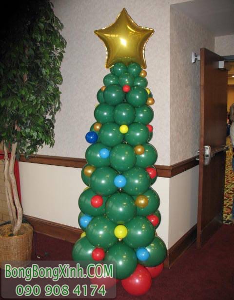 Cây thông noel bằng bong bóng