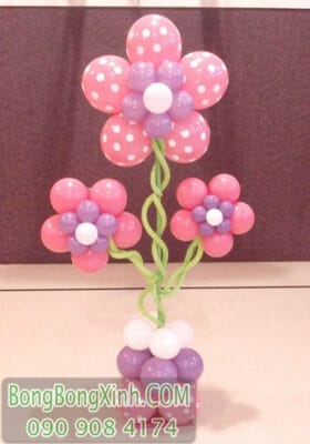 Một bông hoa tạo hình bong bóng được Bong Bóng Xinh thực hiện