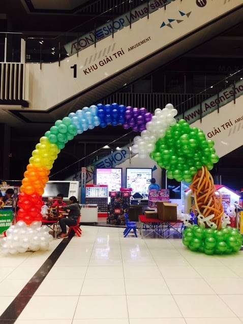 Trang trí cổng chào bong bóng đón khách tại siêu thị AEON