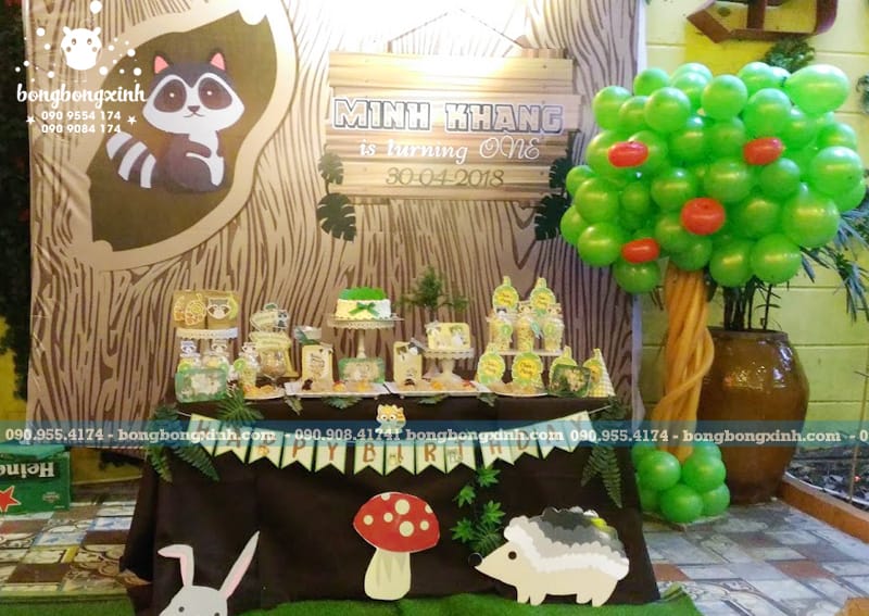 trang trí góc sinh nhật tại gia với bàn sinh nhật chủ đề rừng xanh