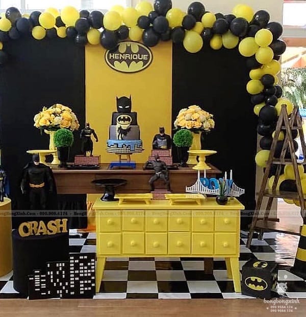 Bàn sinh nhật chủ đề siêu anh hùng Batman đen vàng cực phù hợp cho các bé trai từ 5 đến 10 tuổi Bàn sinh nhật chủ đề siêu anh hùng Batman đen vàng cực phù hợp cho các bé trai từ 5 đến 10 tuổi