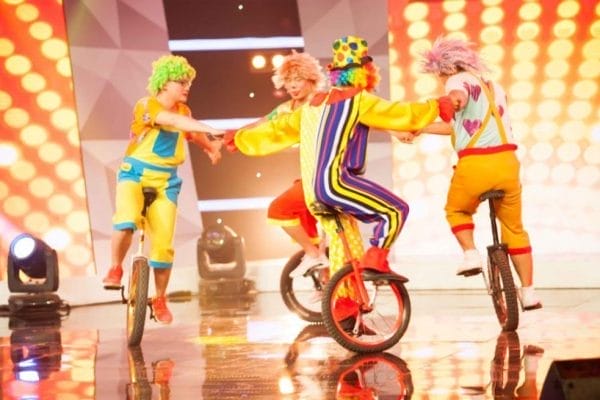 Bieu dien ao thuat xiec thang bang tren con lan