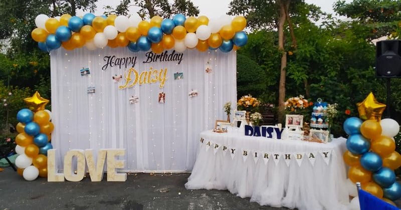Bạn có thể sử dụng bàn quà và backdrop trang trí sinh nhật ngoài trời