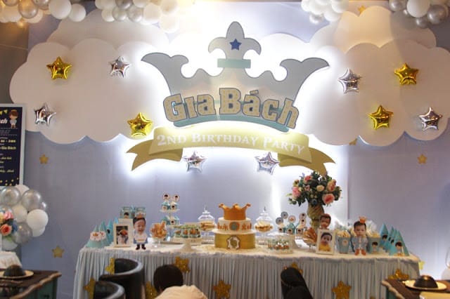 Bàn gallery và backdrop Hoàng Tử bé Gia Bách Bàn gallery và backdrop Hoàng Tử bé Gia Bách