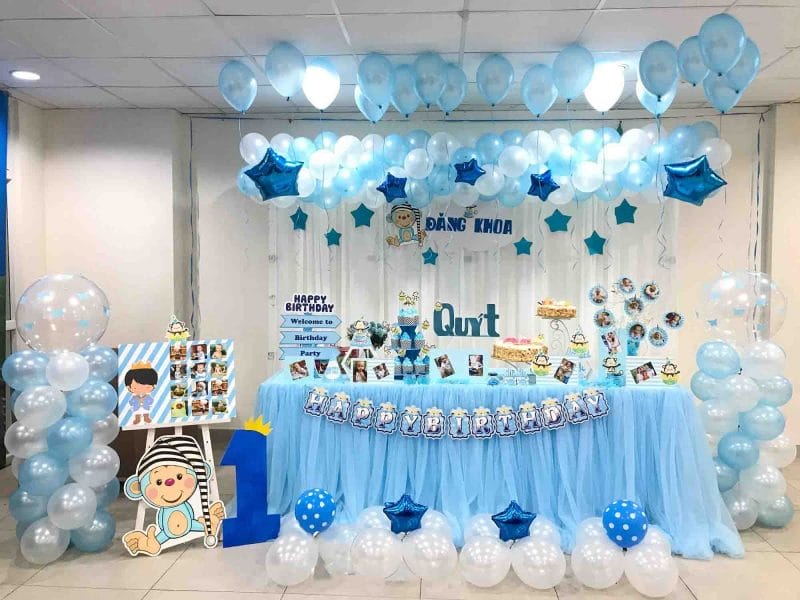 Bàn quà màu xanh cho sinh nhật 1 tuổi của bé