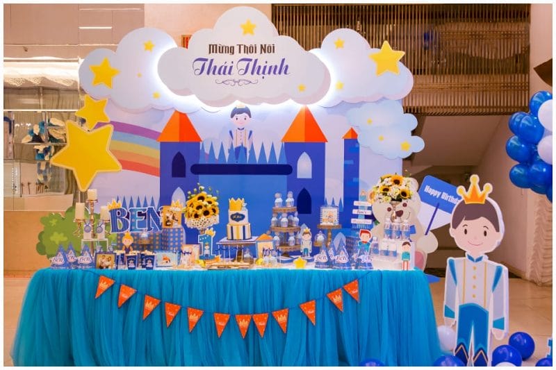 Bàn quà sinh nhật màu xanh dương cho bé trai
