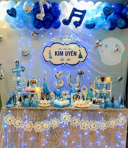 Bàn sinh nhật màu xanh dương chủ đề công chúa Elsa