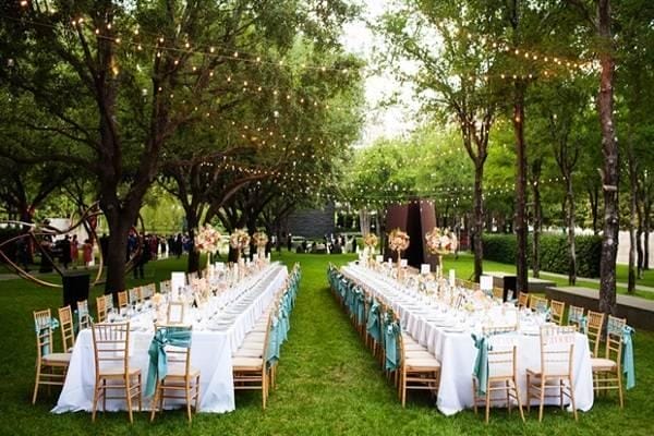 Bố trí bàn tiệc chuẩn bị đón sinh nhật