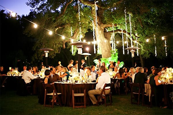 Bố trí bàn tiệc xung quanh góc cây thật mát mẻ và thoải mái