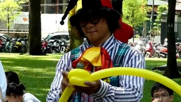 Bong bóng xinh xiếc bong bóng trên đường phố