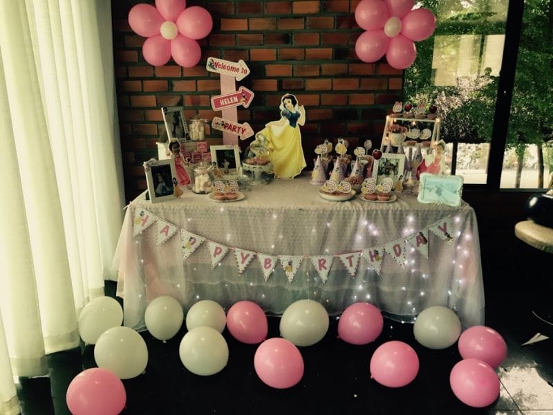 Chủ đề trang trí sinh nhật màu hồng kết hợp với bạch tuyết