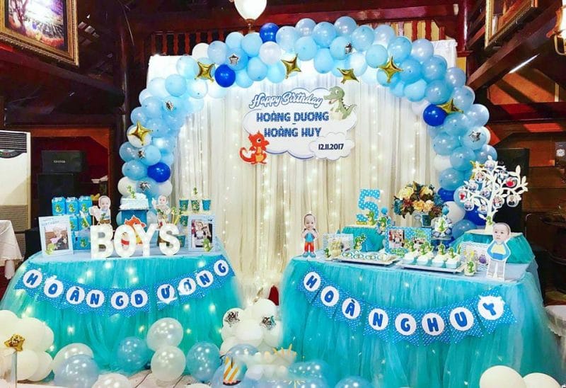 Combo bàn quà màu xanh cho sinh nhật cùng ngày 2 cháu