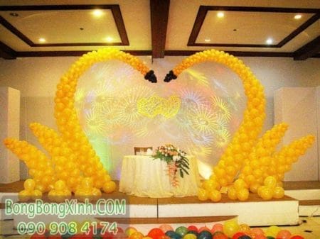 Sân khấu bong bóng tiệc cưới thiên nga kết hợp hài hòa các màu sắc với nhau trang trí bong bóng