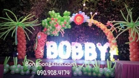 Sân khấu với bong bóng tạo hình trang trí ấn tượng