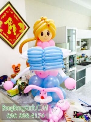 Bong bóng tạo hình bé gái đọc sách trang trí 20/10 tại trường học TH102